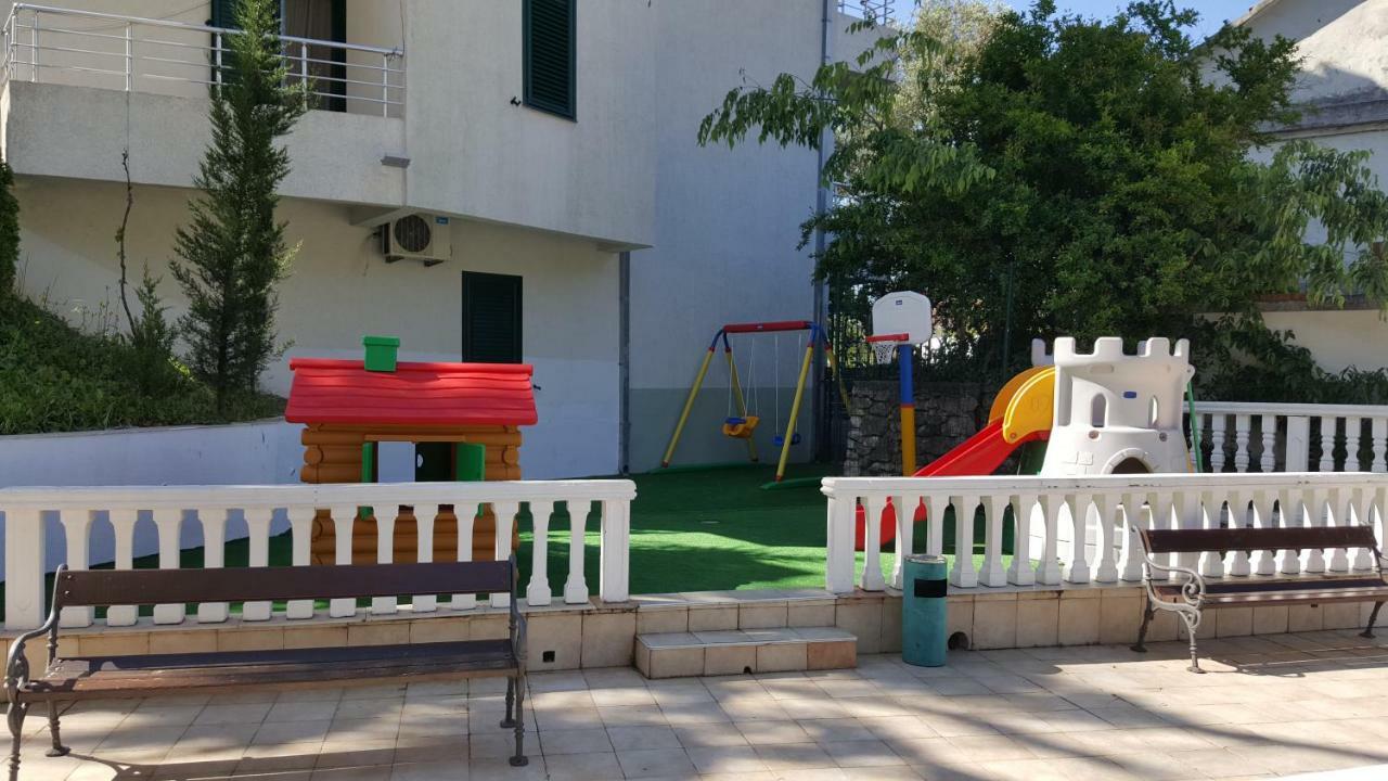 Roman Gardens Studio Apartment Risan Exterior foto
